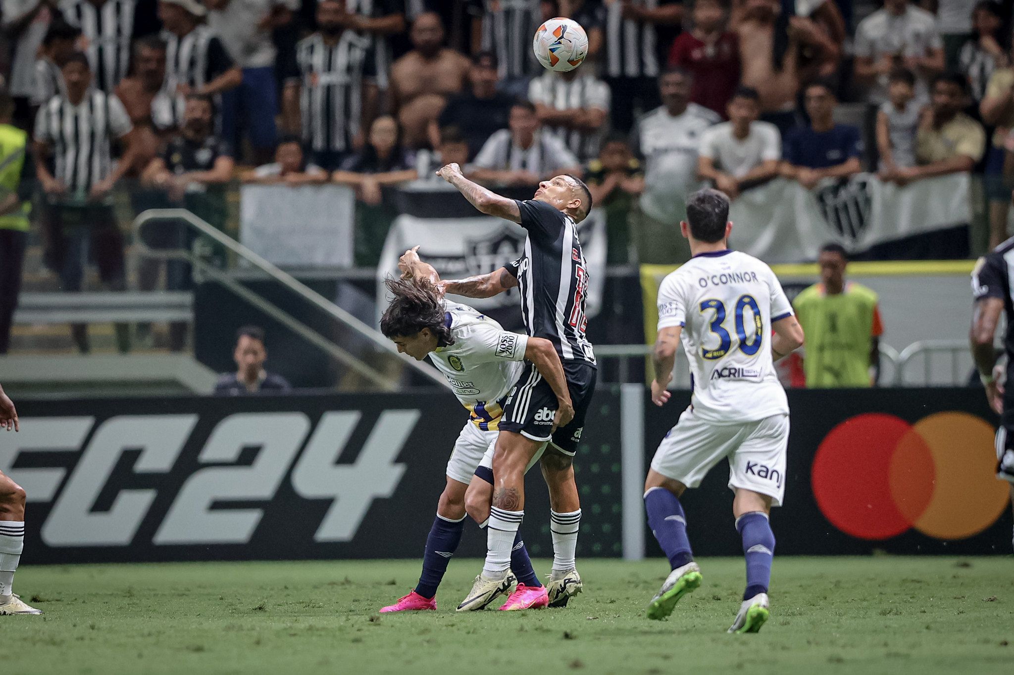 Lateral do Atlético, Arana revela desgaste pós-clássico: 'Fiquei abafado bem rápido'