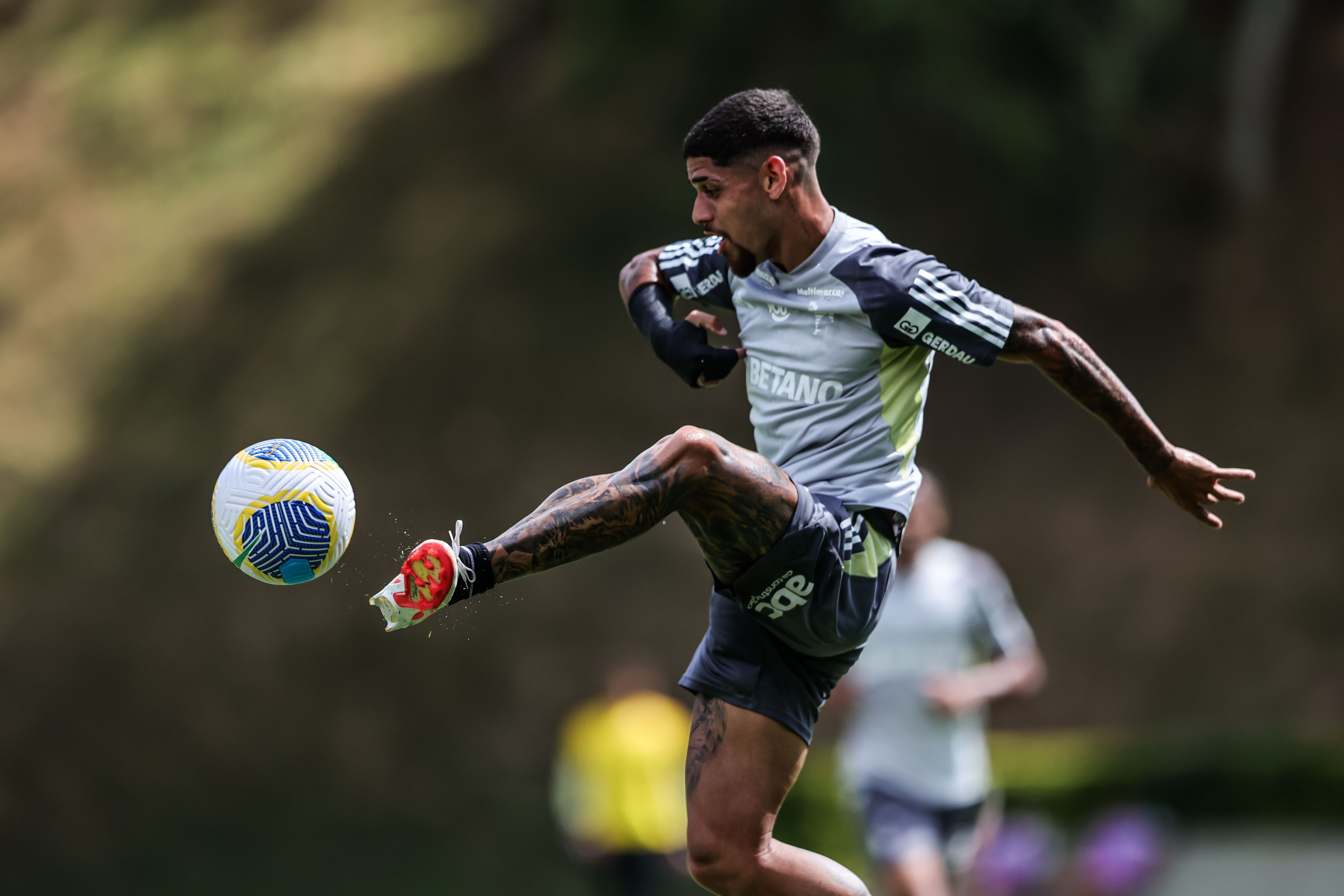 Sem titular, Atlético ainda tem dúvida para estreia no Brasileiro