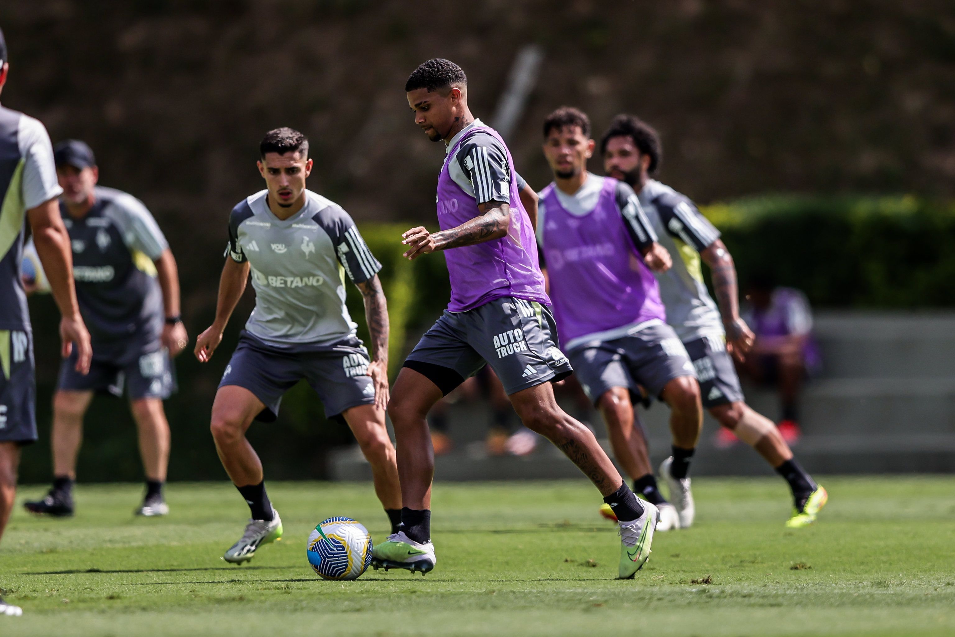 Apresentado no Atlético, Robert Santos quase desistiu do futebol: 'Não tinha mais esperança'