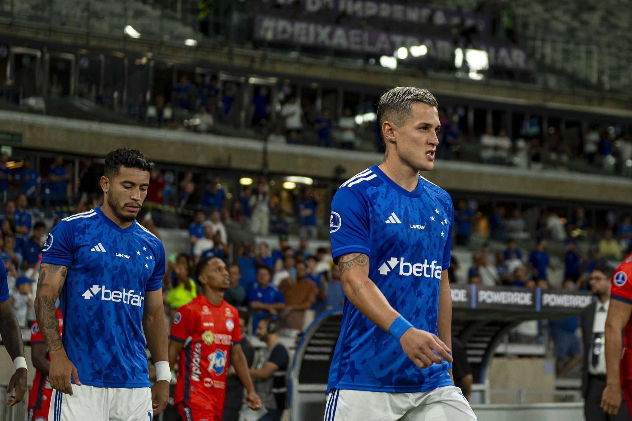 Após vexame, perfil oficial do Cruzeiro posta vídeo de gols, e torcida reage