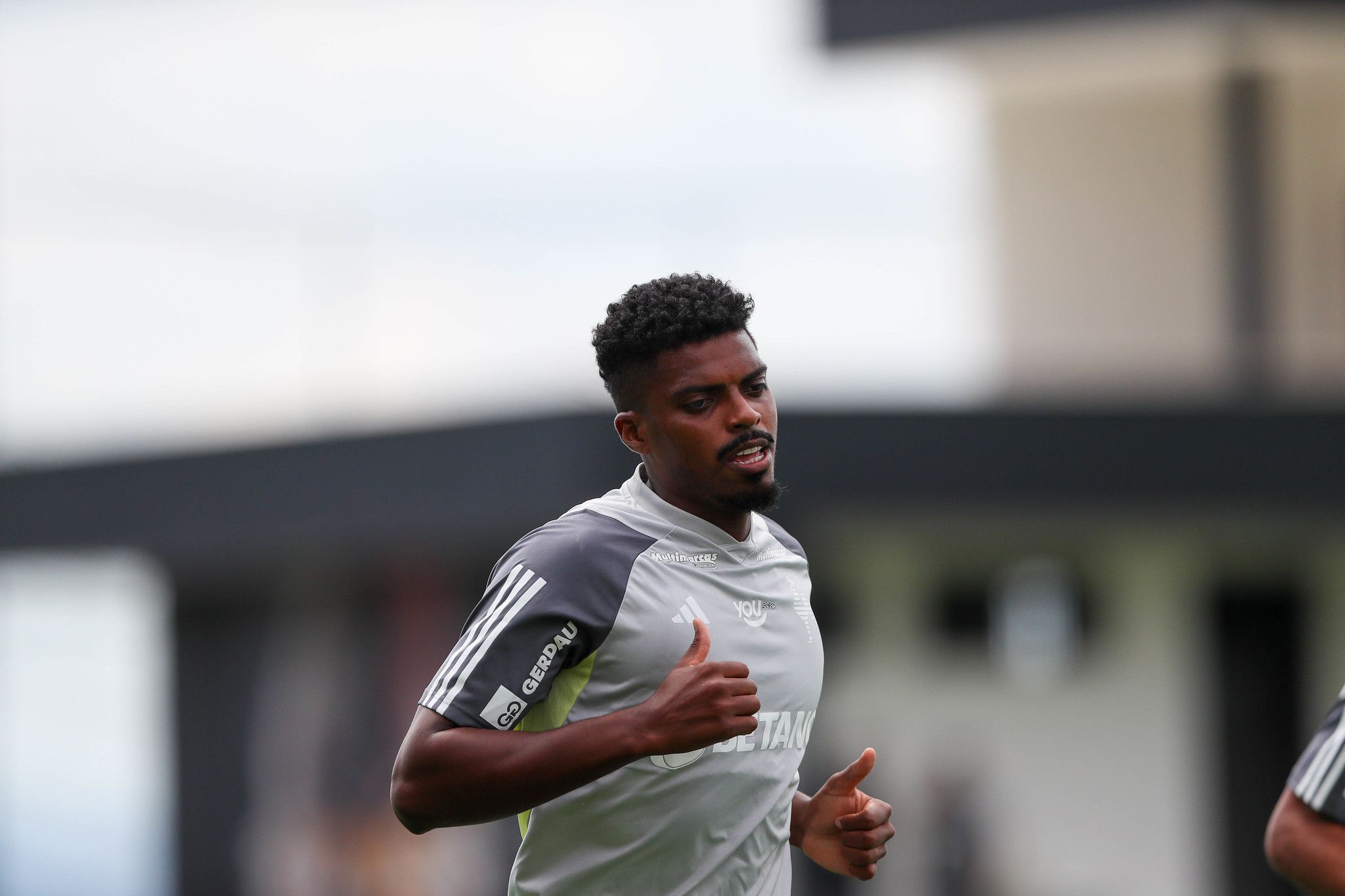 Grêmio avança por Edenilson e faz oferta milionária por Jemerson, do Atlético