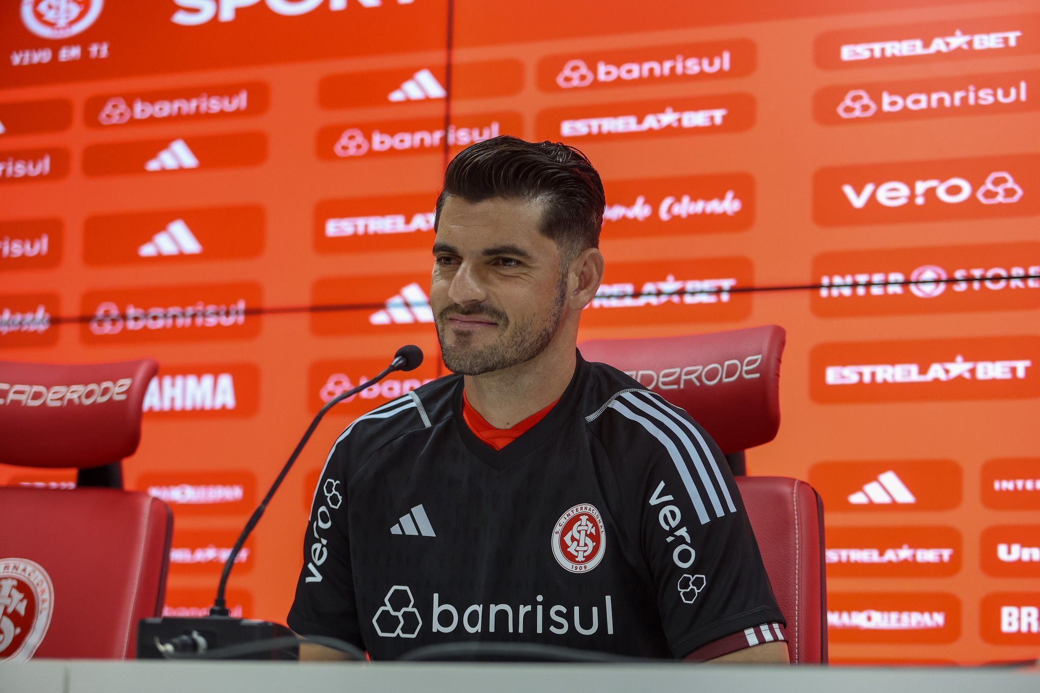 Goleiro Fabrício é apresentado no Inter comemora chegada no clube