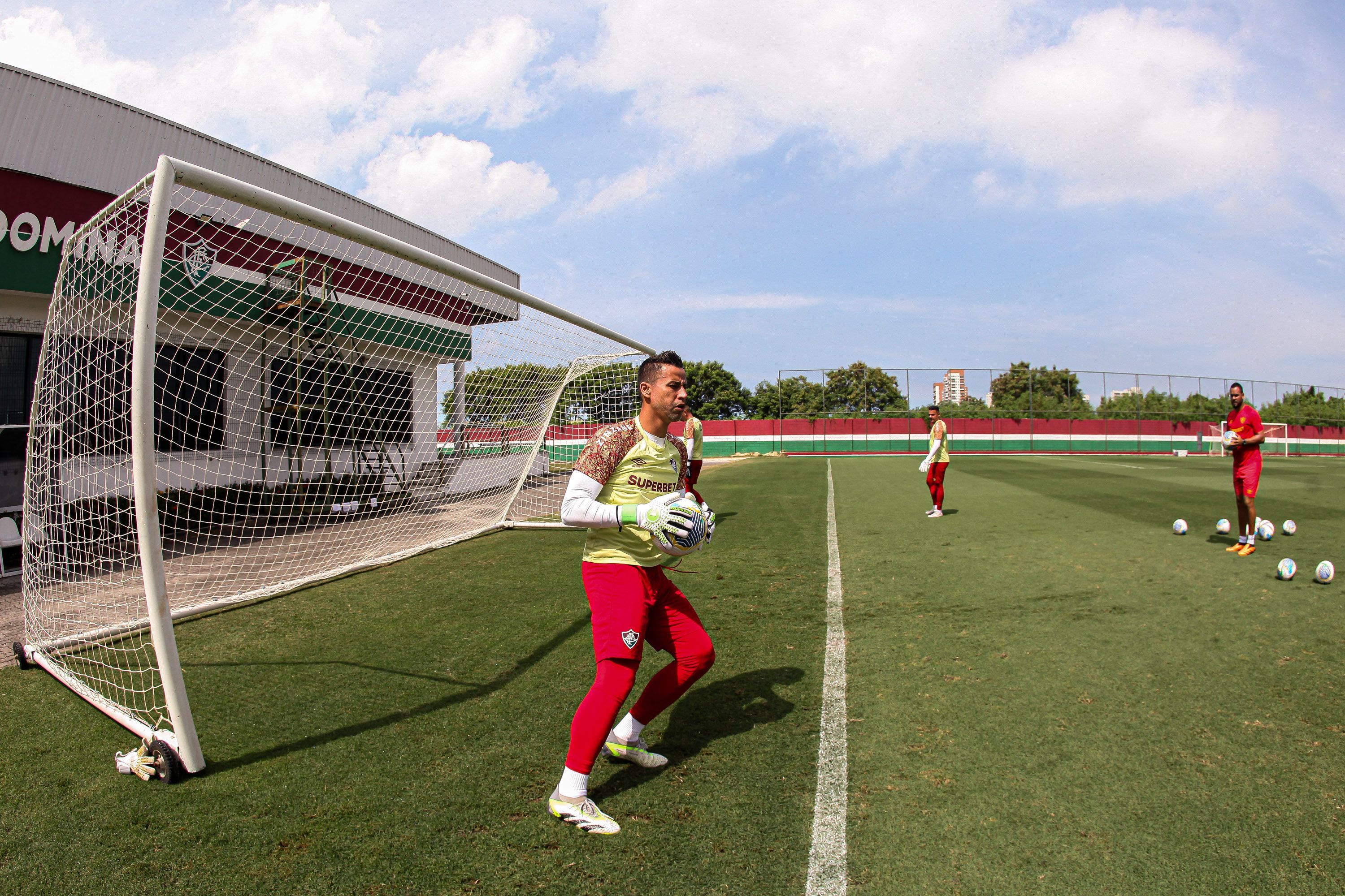 Fluminense estreia no Brasileiro contra o Bragantino com recorde de Fábio