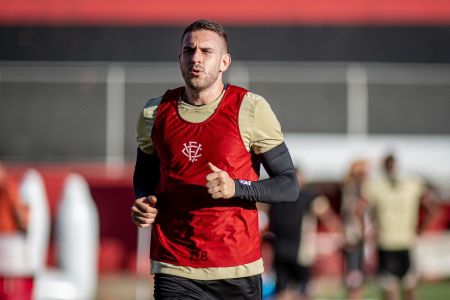 Bruno Uvini em treino do Vitória, na temporada 2024