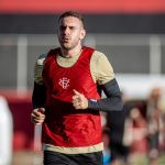 Vitória expõe bastidores da saída de Bruno Uvini após zagueiro processar o clube