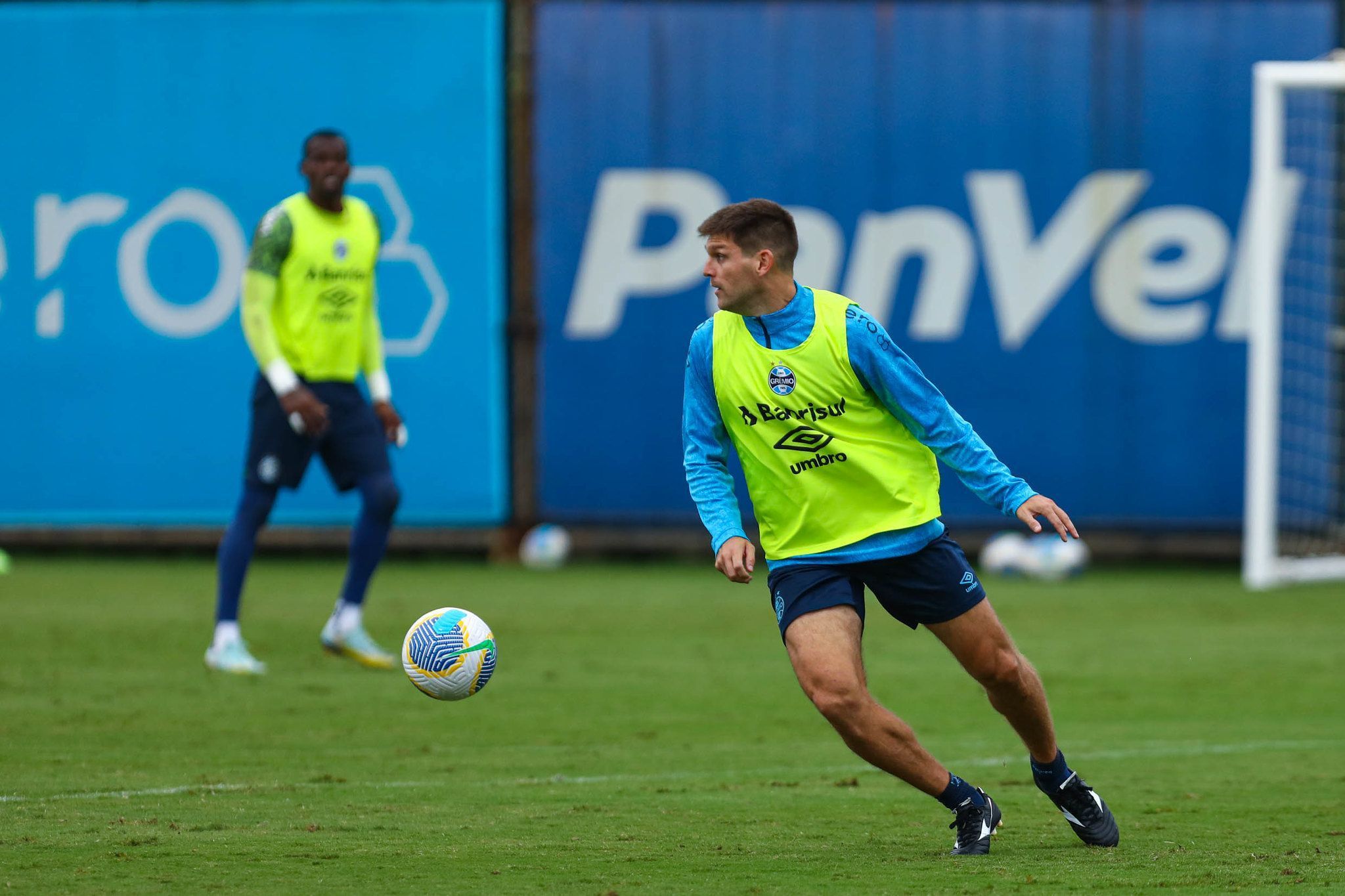 Kannemann e Diego Costa são dúvidas para enfrentar o Athletico pelo Brasileirão