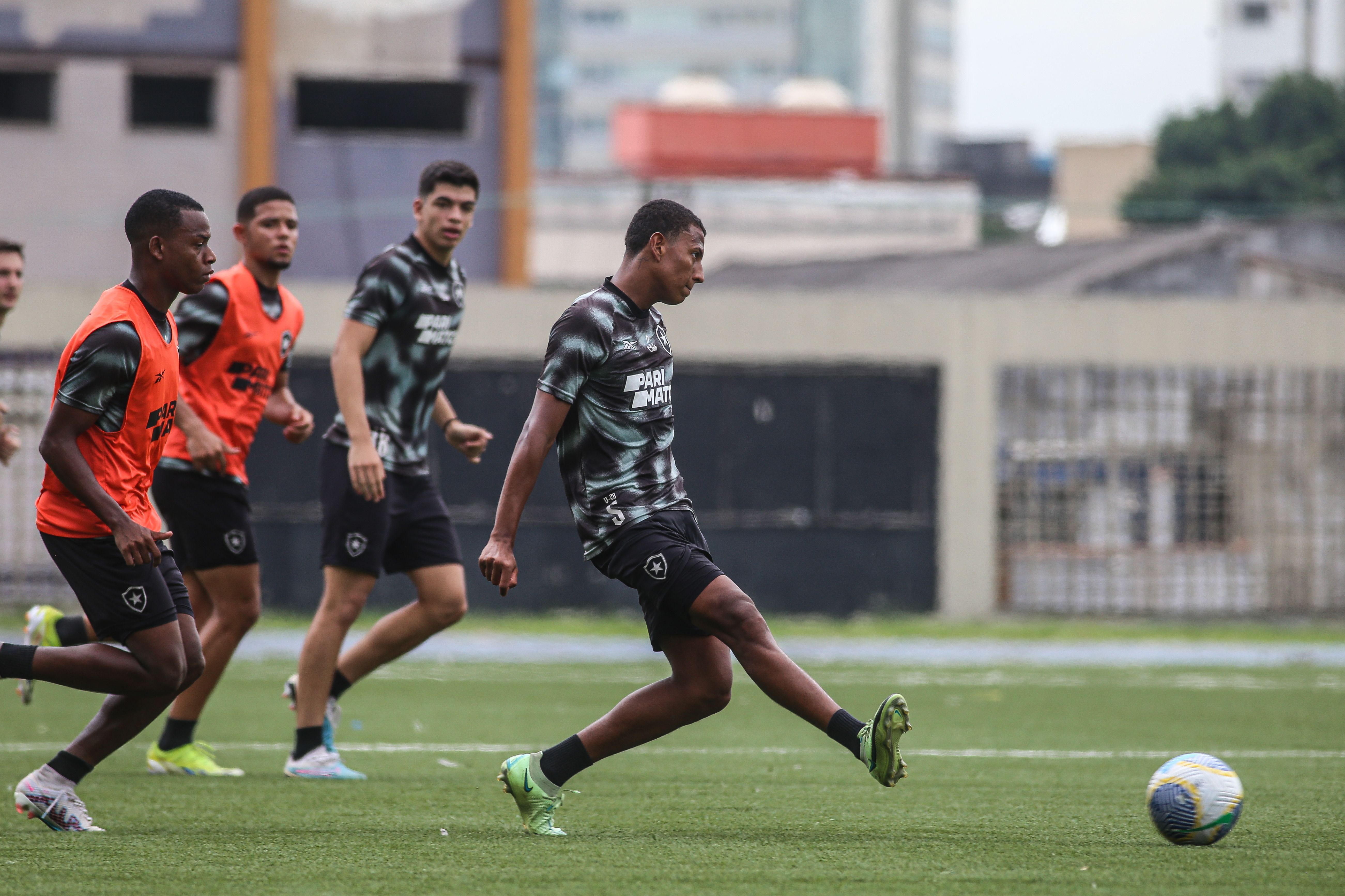 Base do Botafogo embarca para excursão na Europa após 10 anos; saiba mais