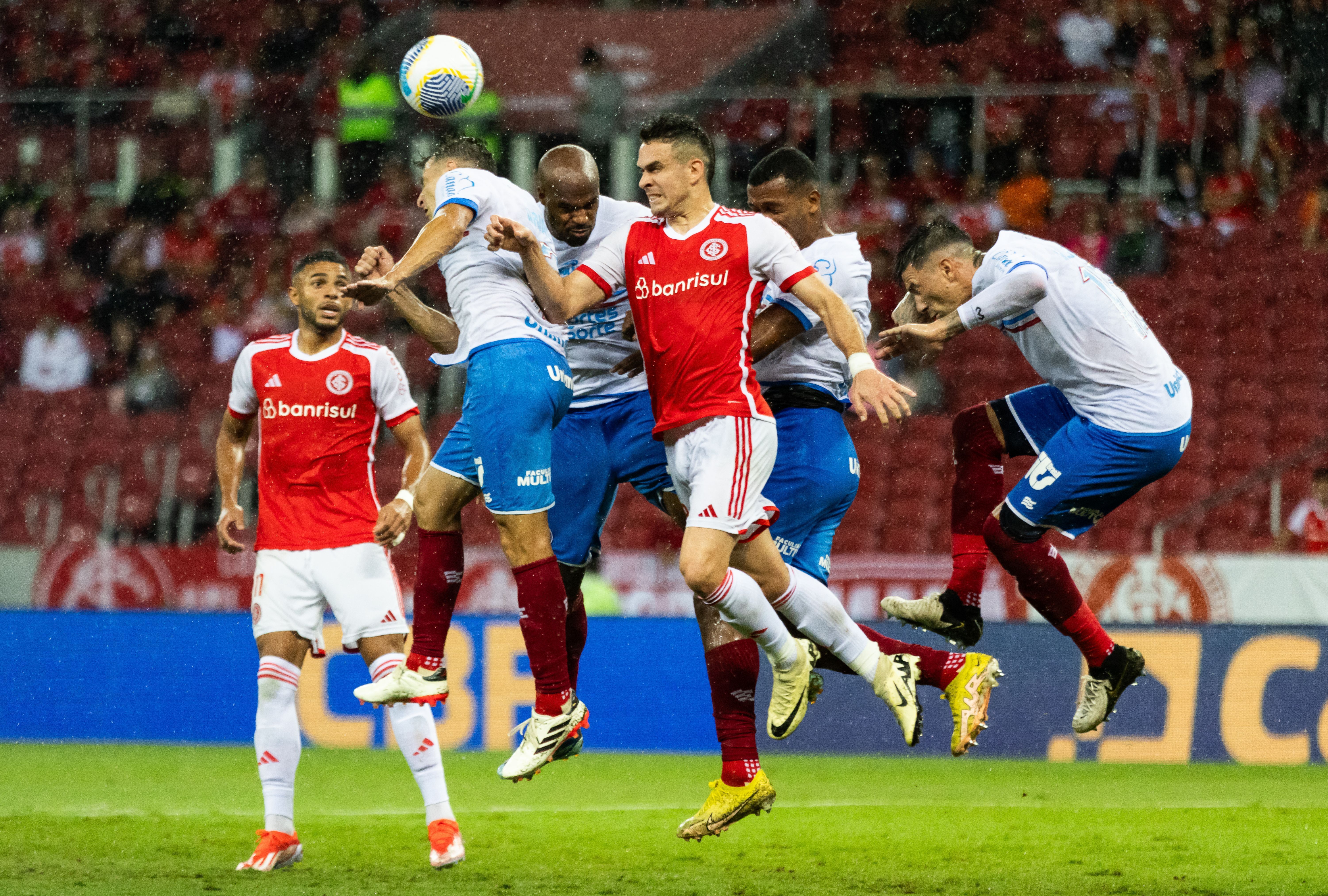 Inter vira sobre o Bahia e alivia crise na estreia pelo Brasileirão