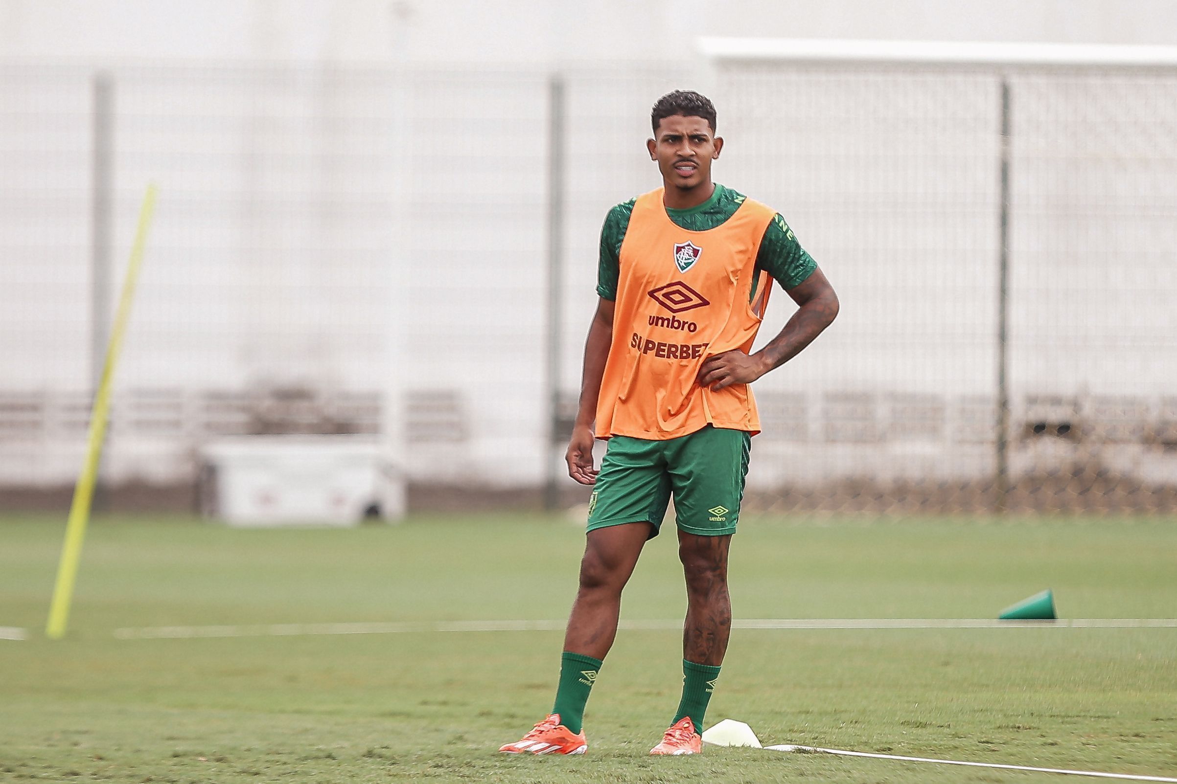 John Kennedy e mais três atletas do Fluminense são afastados por indisciplina