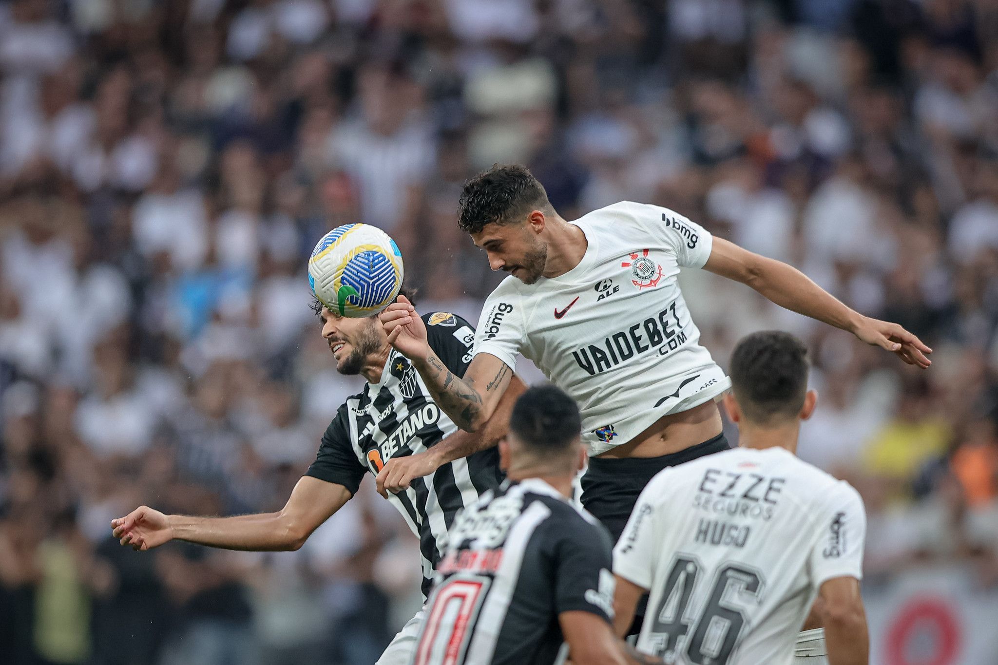 Com um a menos, Atlético empata com o Corinthians na estreia pelo Brasileiro