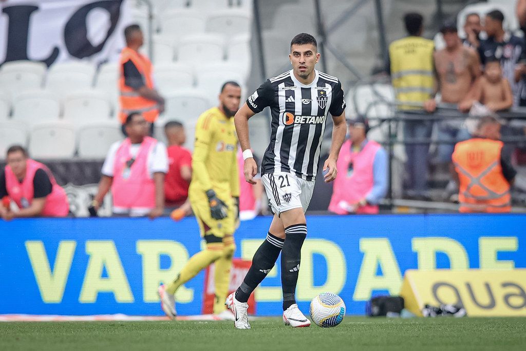 Expulso em empate do Atlético, Battaglia critica árbitro: 'Todo mundo viu'