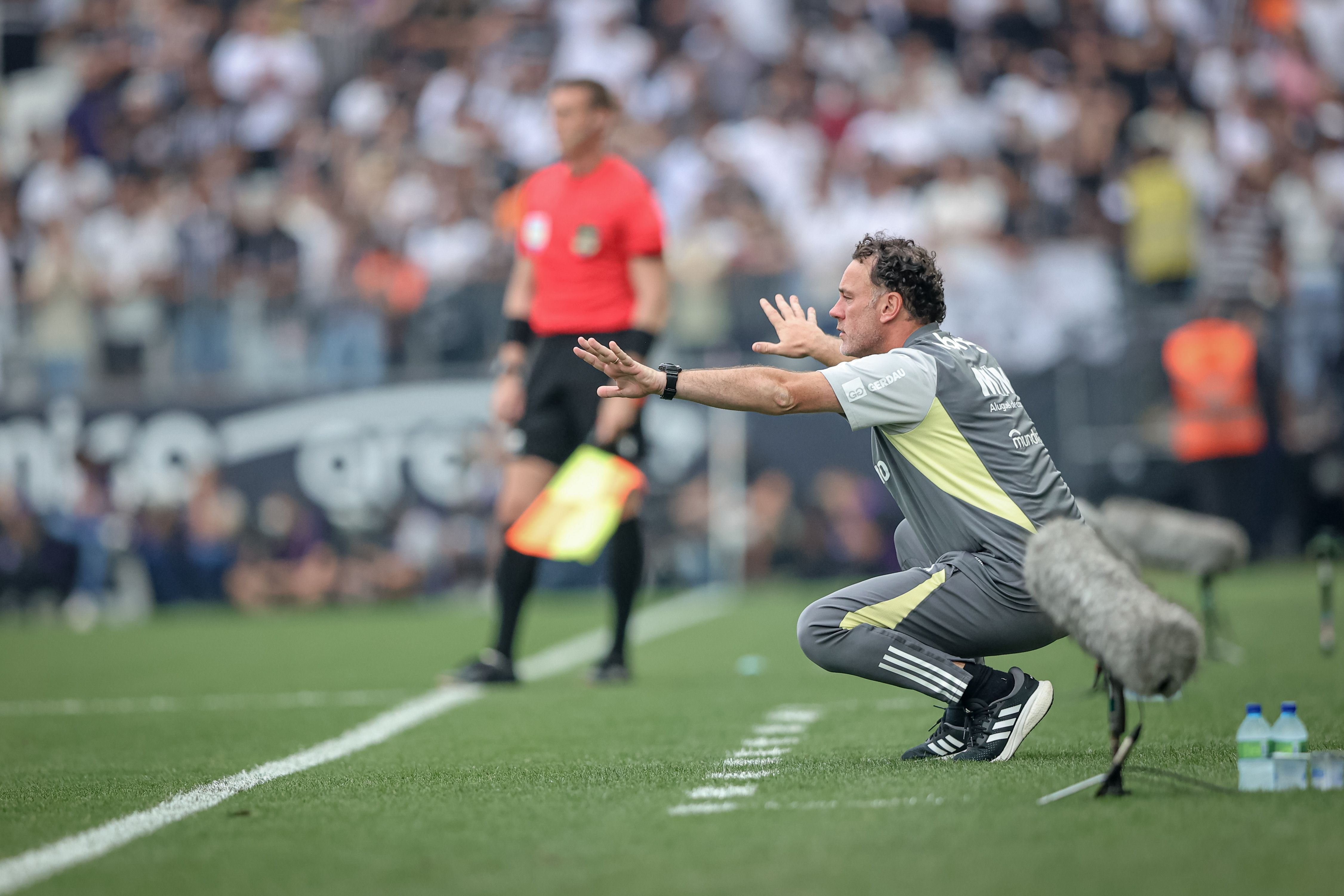 Entenda como escolha de Milito na escalação do Atlético surpreendeu o Corinthians