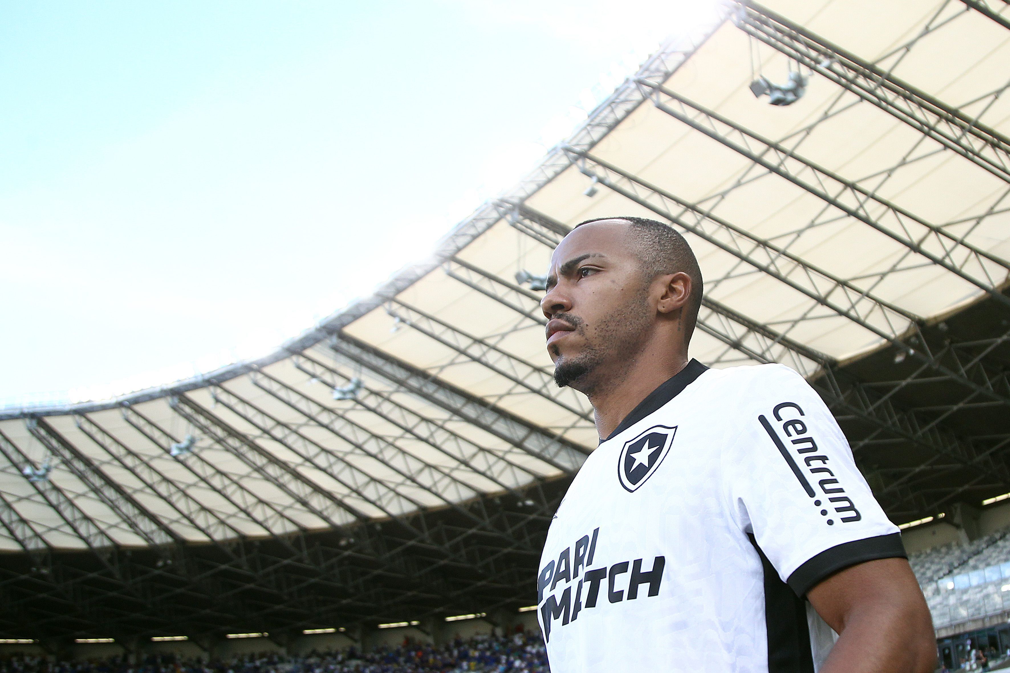 Botafogo informa resultados de exames de Marlon Freitas após choque de cabeça