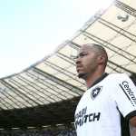 Botafogo informa resultados de exames de Marlon Freitas após choque de cabeça