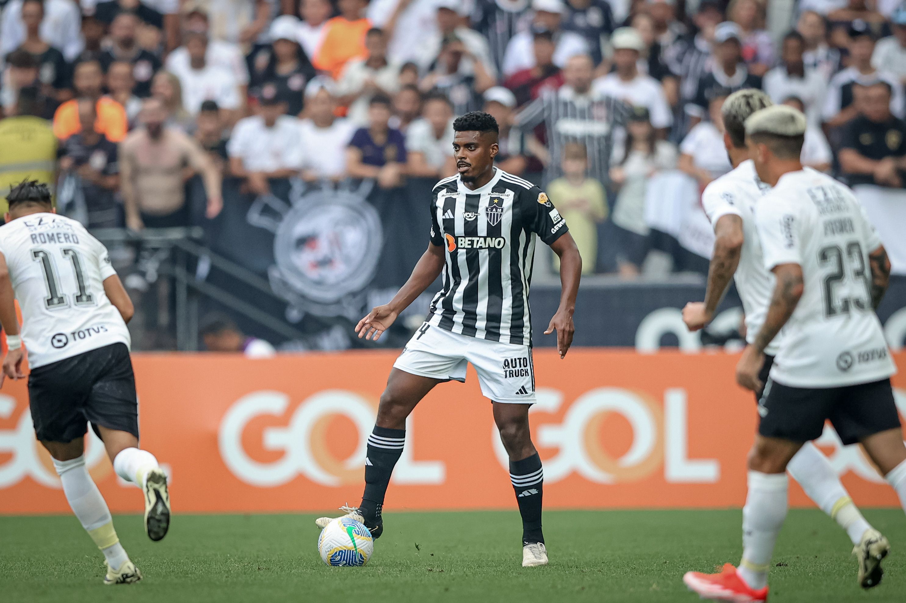 Grêmio mantém Jemerson, do Atlético, como alvo no mercado