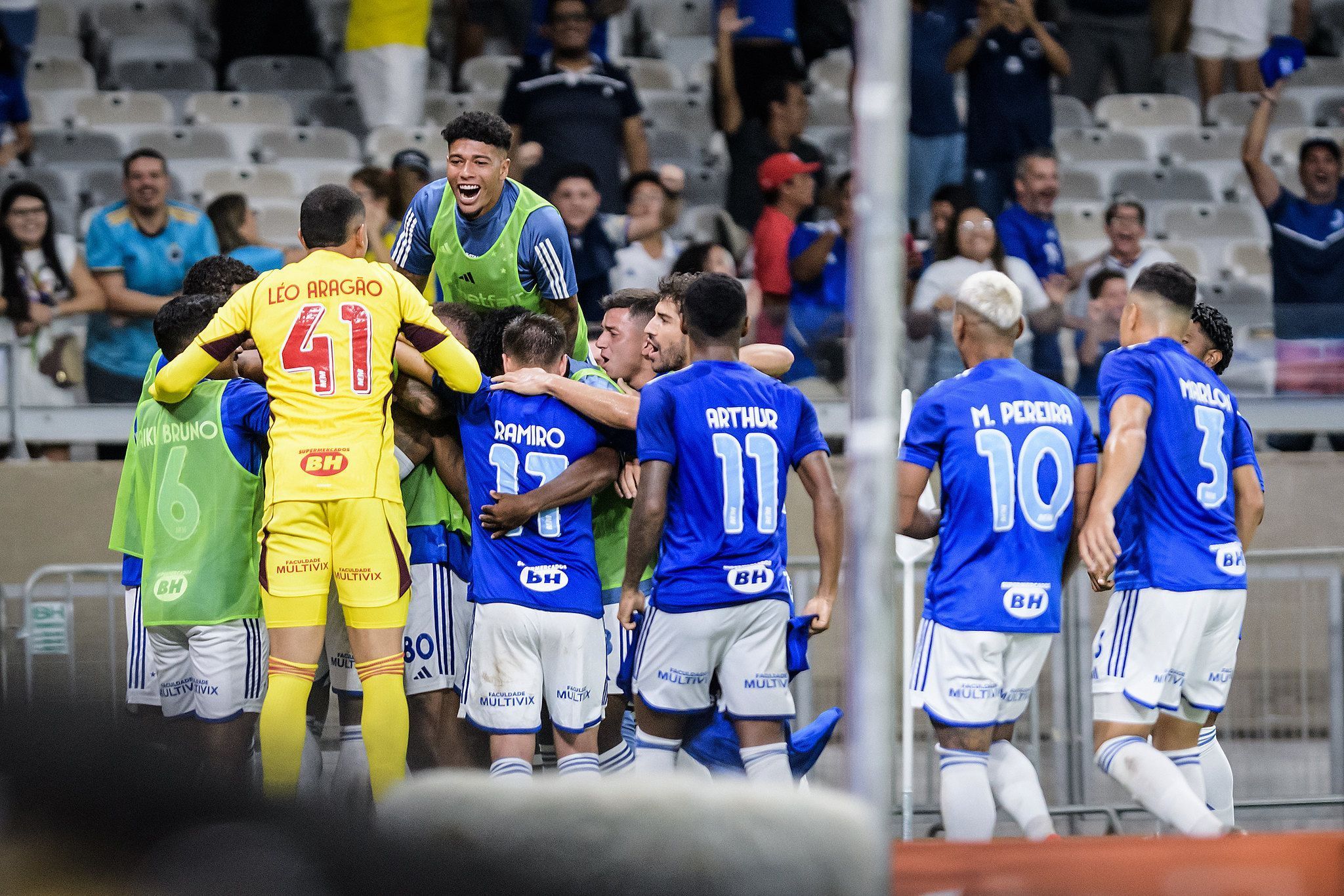 Cruzeiro vence Botafogo de virada e 'faz as pazes' com a torcida na estreia do Brasileiro