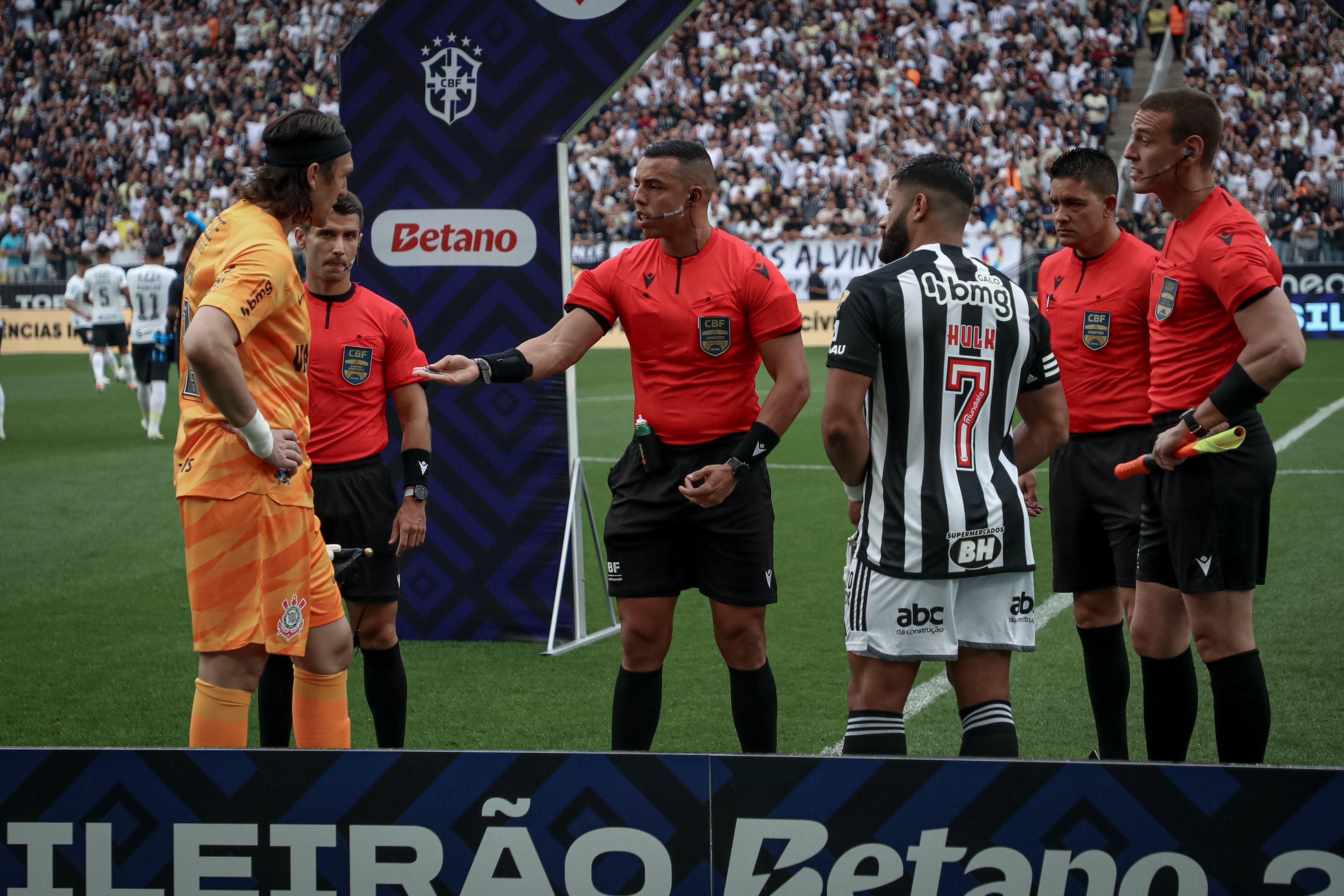 Árbitro de Corinthians x Atlético relata xingamentos das duas diretorias
