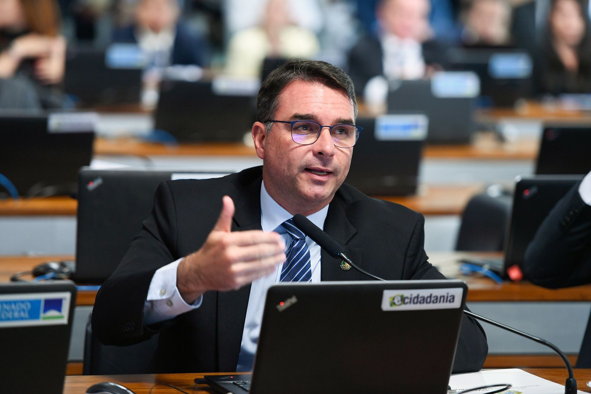 Flávio Bolsonaro rebate Rui Costa e acusa governo Lula de ignorar impacto das tarifas dos EUA