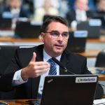 Flávio Bolsonaro é incluído como advogado do pai em ação penal no STF