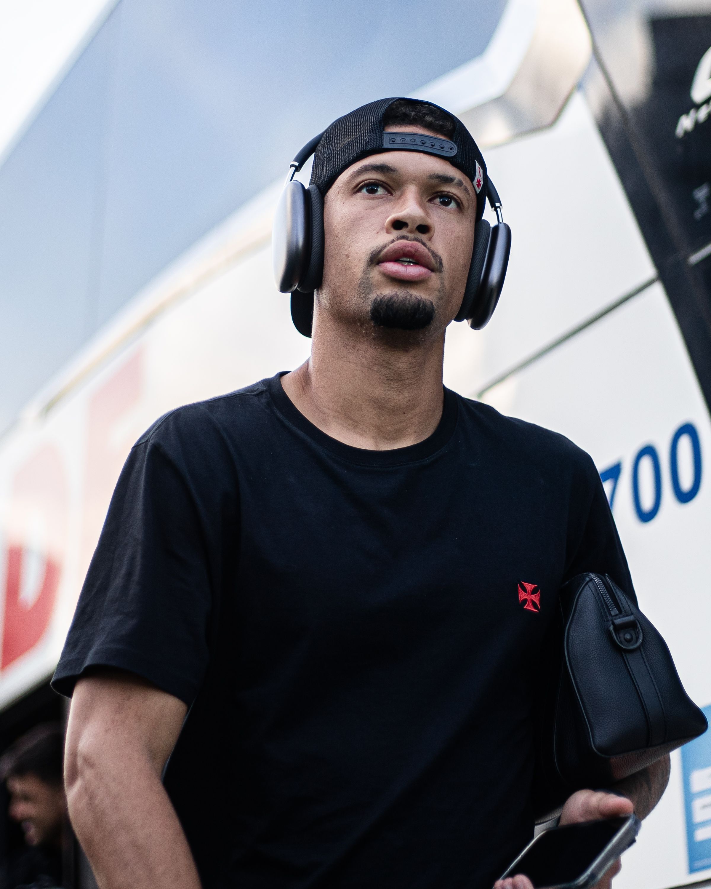 Sem Medel, zagueiro será avaliado no Vasco antes do clássico contra o Flu
