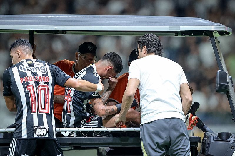 Atlético atualiza quadro clínico do lateral Rubens