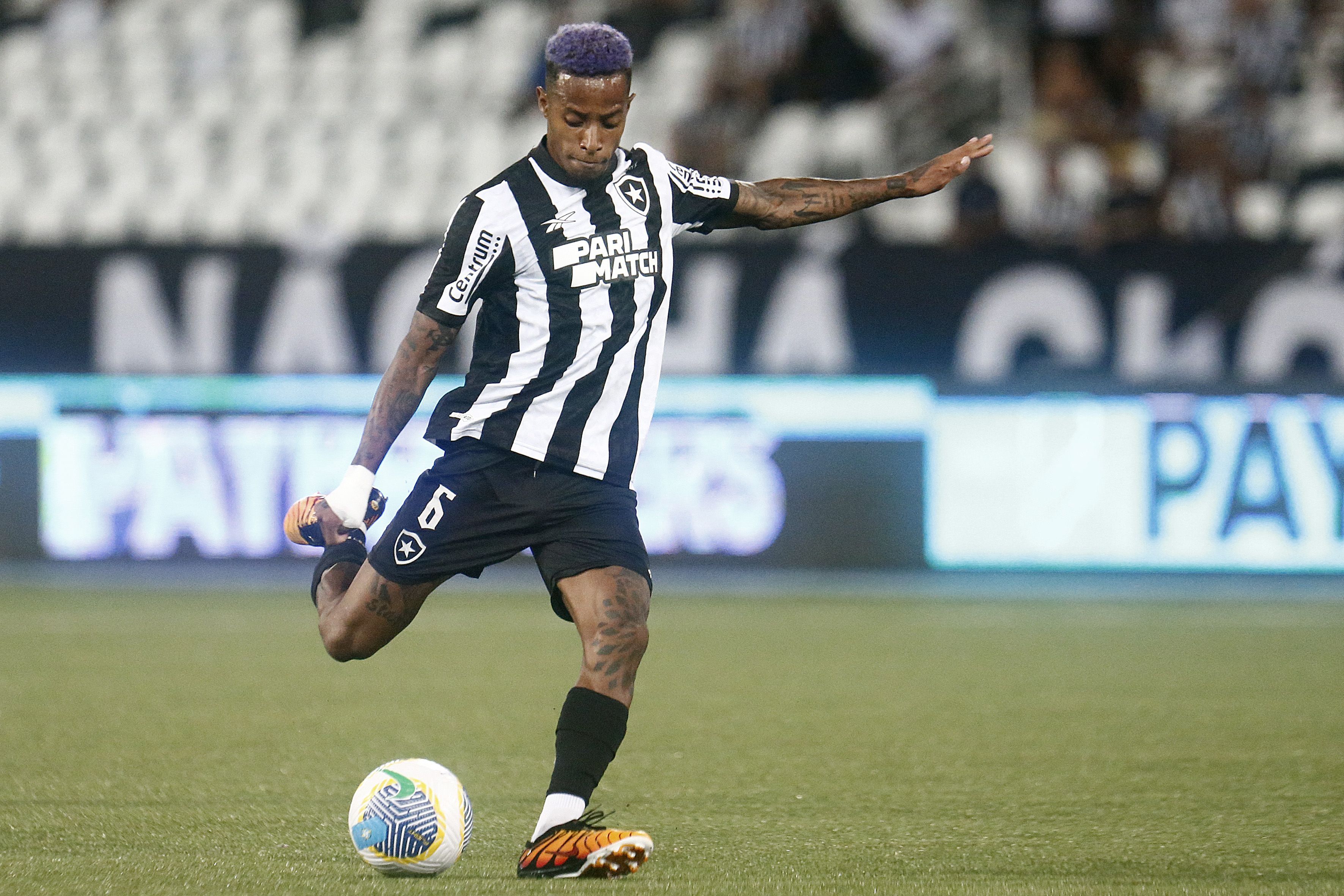 Tchê Tchê cobra evolução com Artur Jorge e Botafogo mais forte dentro de casa