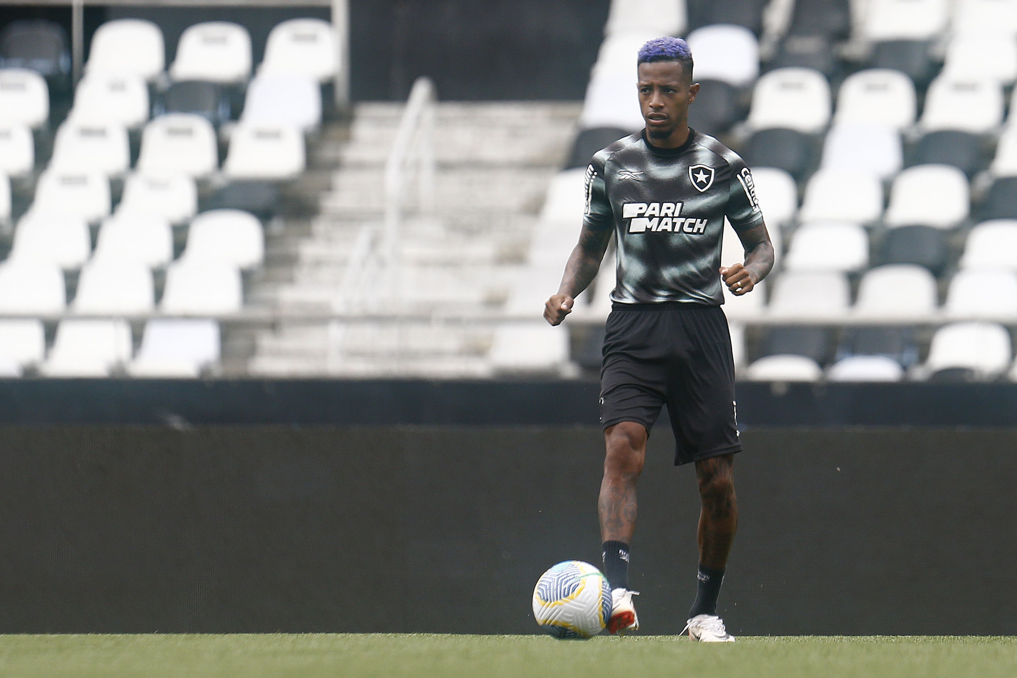 Tchê Tchê, do Botafogo, é internado no Rio de Janeiro; saiba mais