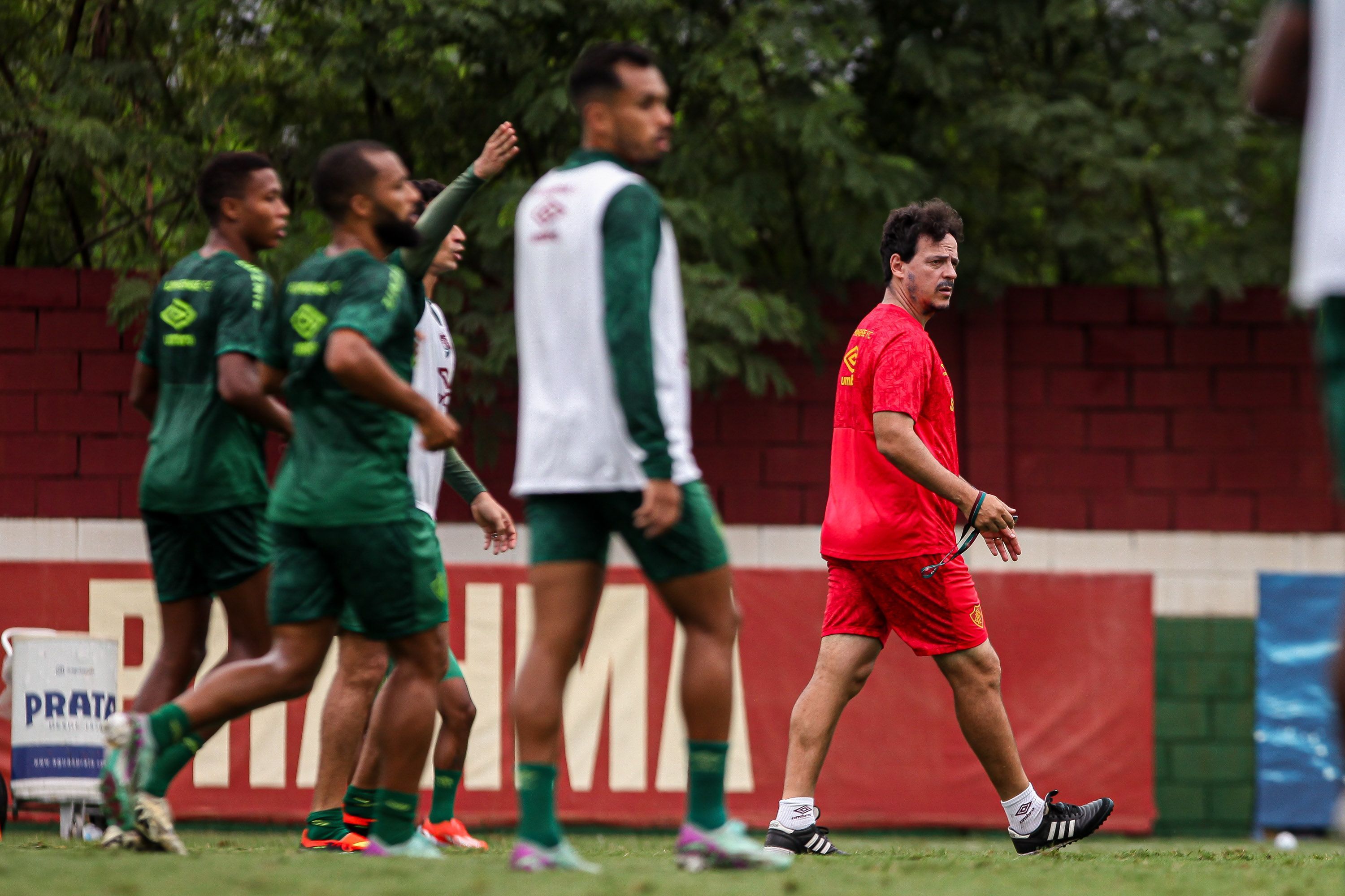 Fluminense segue sem reforços para a zaga e Diniz precisa resolver o setor
