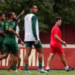 Fluminense segue sem reforços para a zaga e Diniz precisa resolver o setor