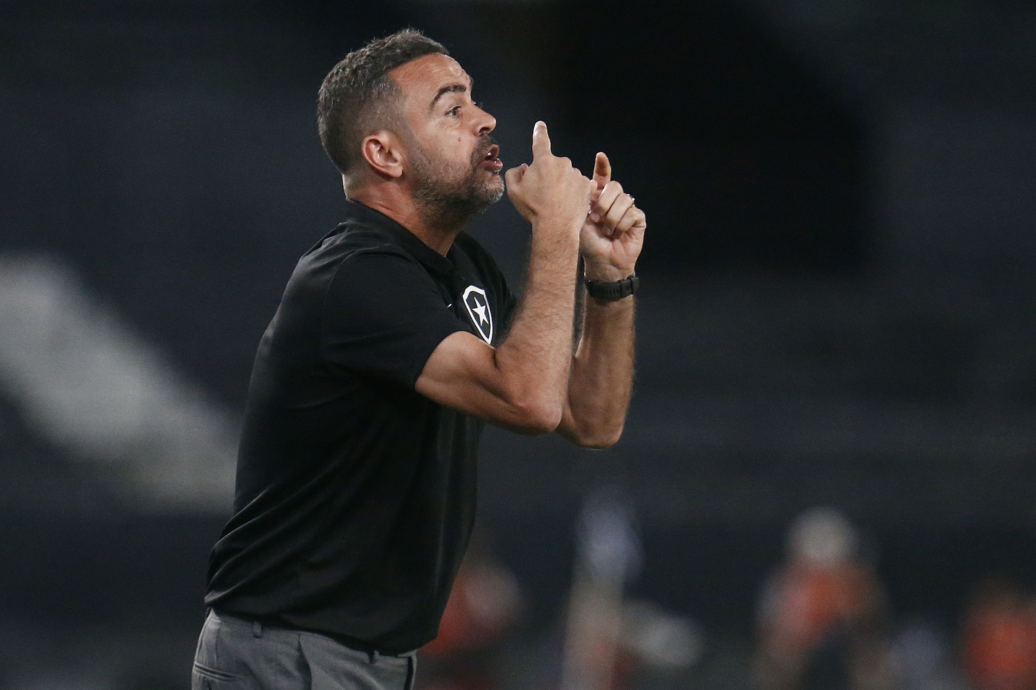 Artur Jorge explica opção por Tiquinho Soares entre os reservas do Botafogo
