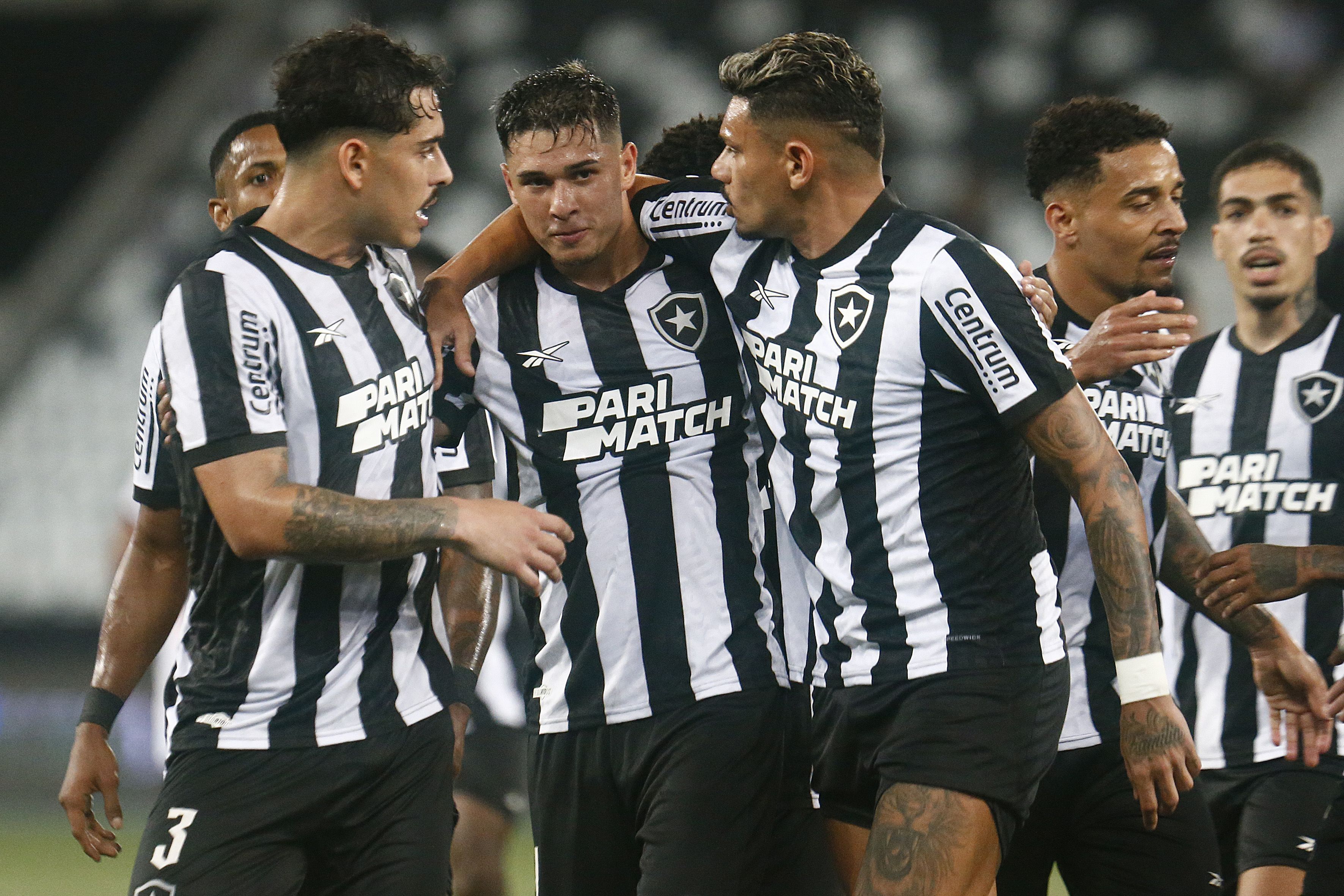 Botafogo sofre no fim, mas vence o Atlético-GO pelo Brasileirão