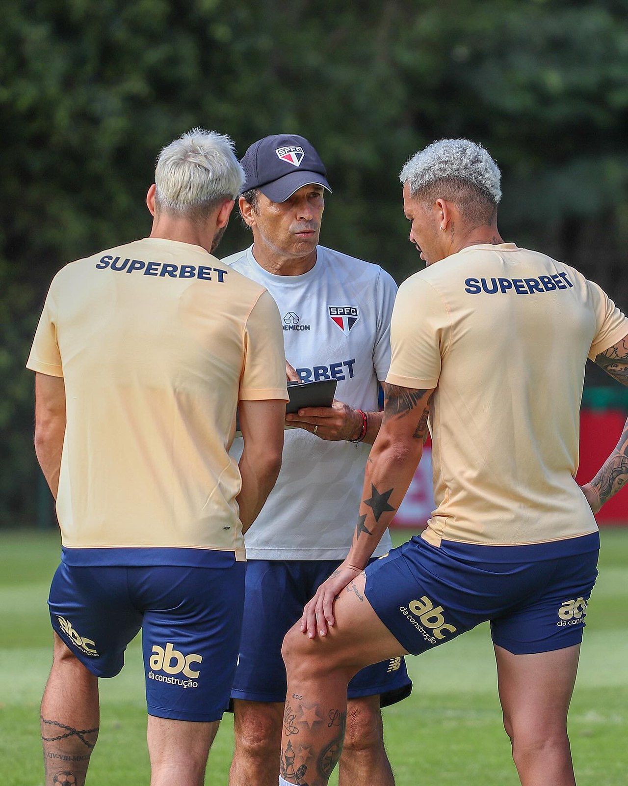 À espera de novo técnico, São Paulo treina com interino e despedida de Carpini