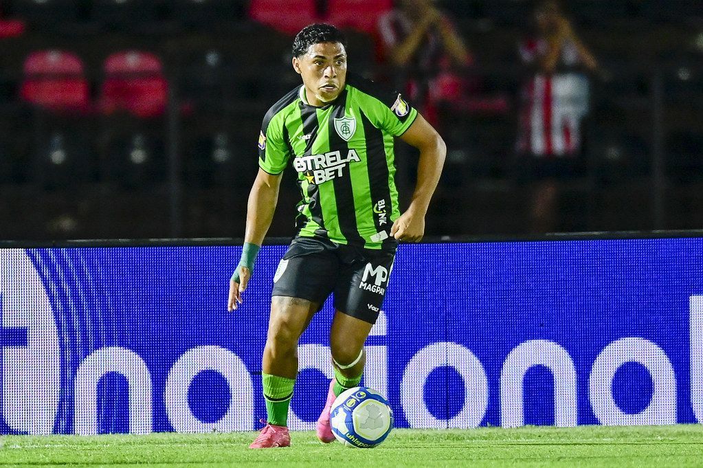 América rescinde contrato com atacante que negociou com Athletico-PR e CRB