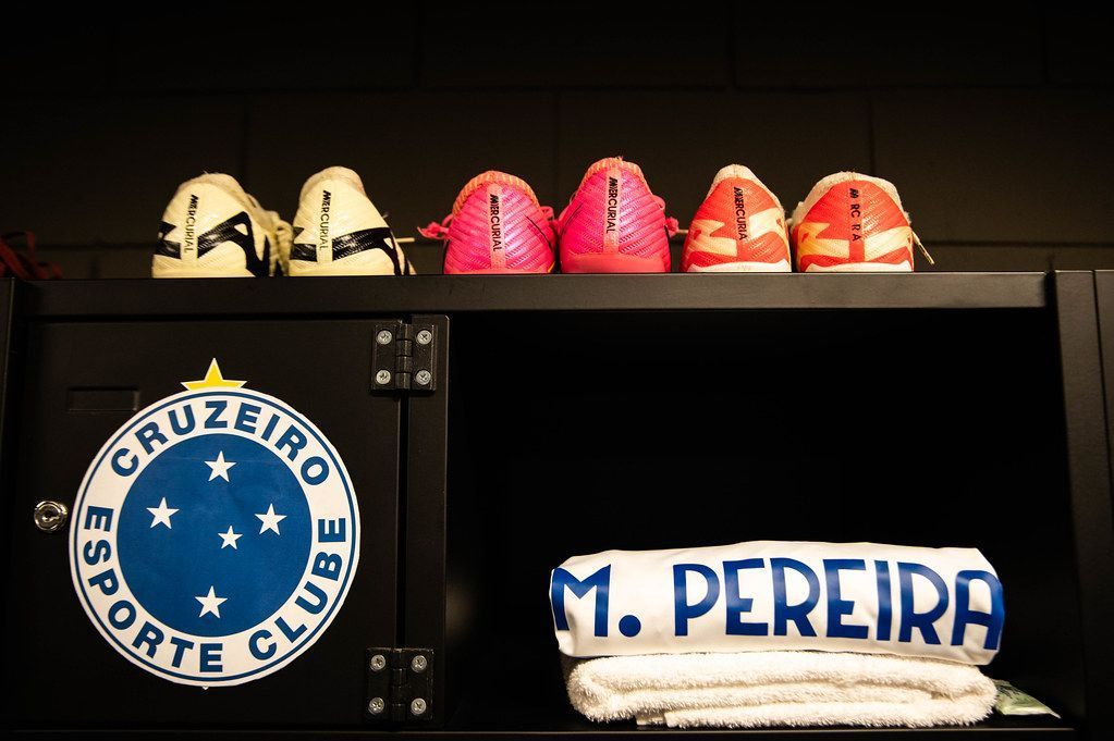 Cruzeiro tapa escudos do Atlético e customiza vestiário da Arena MRV
