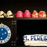Cruzeiro tapa escudos do Atlético e customiza vestiário da Arena MRV