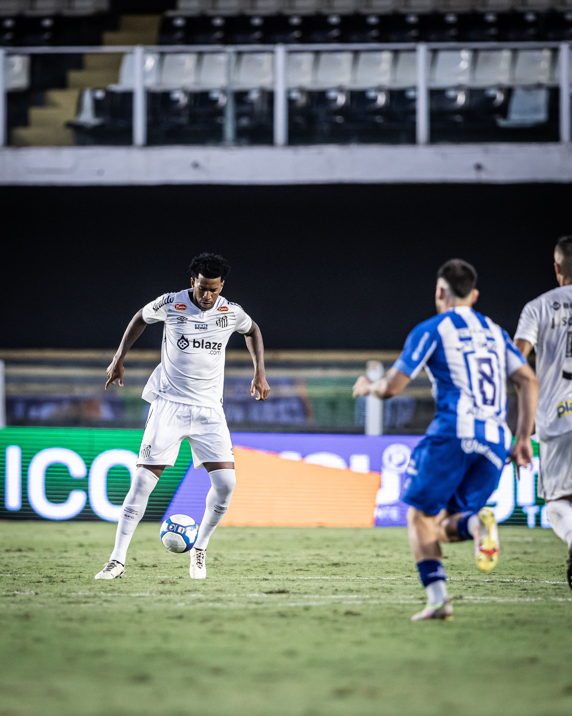 Santos visita o Avaí visando manter 100% de aproveitamento na Série B