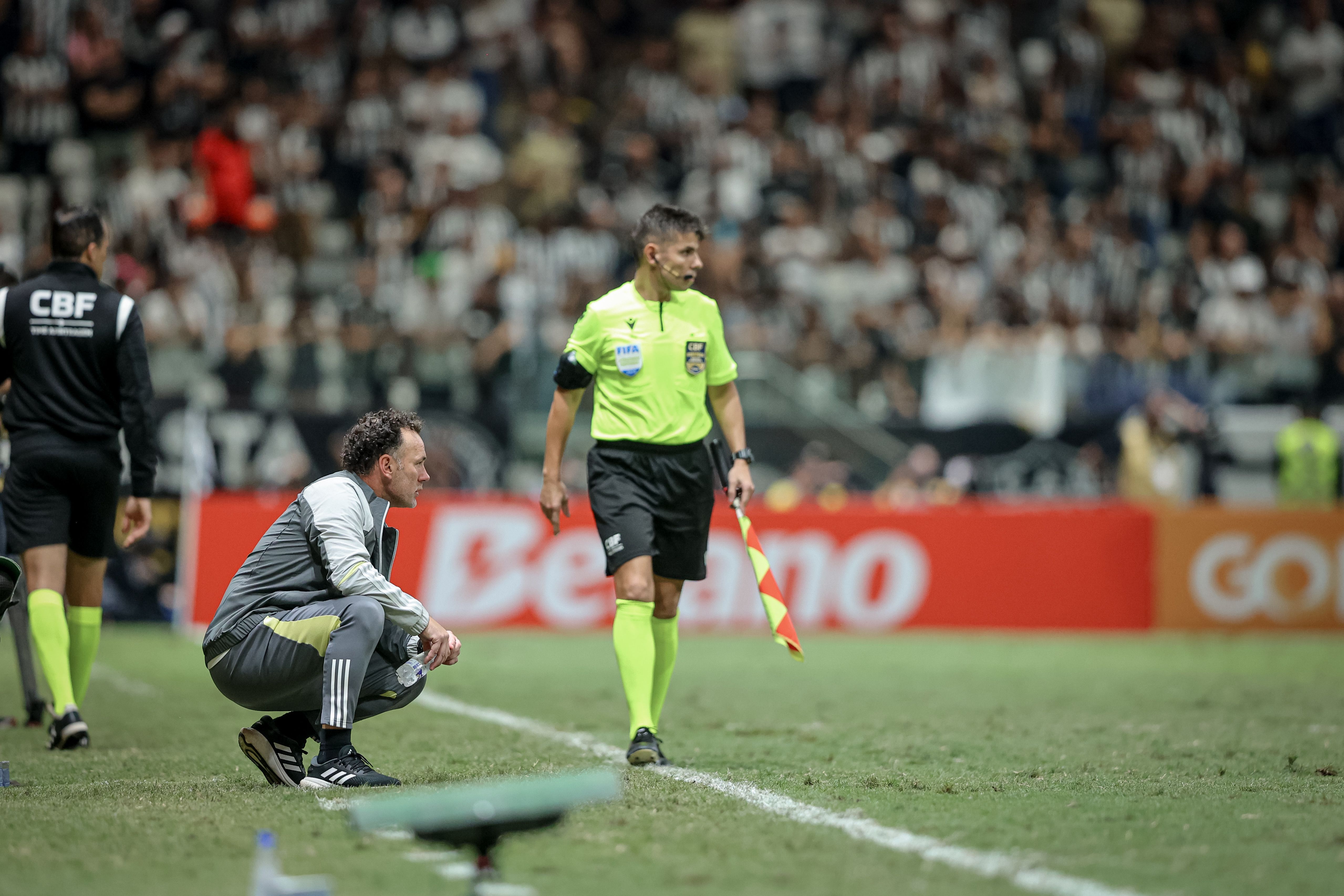 Invicto pelo Atlético, Milito elogia time por goleada no clássico
