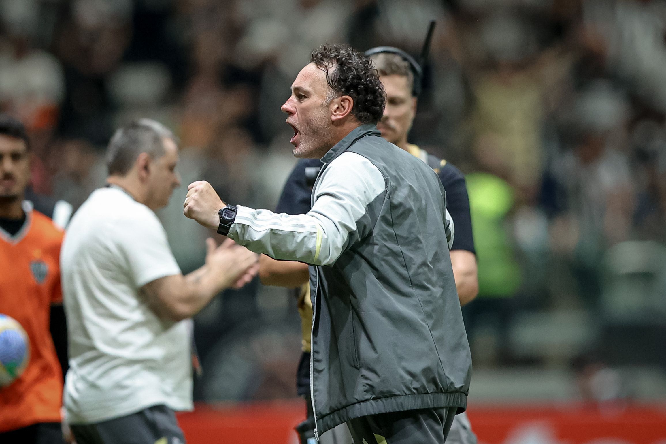 Comentarista se derrete por Milito após vitória do Atlético: 'Deitou no Cruzeiro'