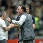 Comentarista se derrete por Milito após vitória do Atlético: 'Deitou no Cruzeiro'