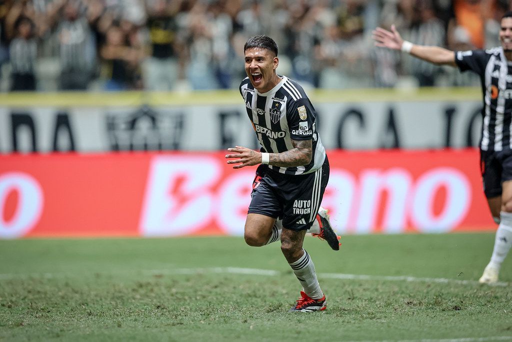 Atlético envolve o Cruzeiro e troca passes por mais de um minuto antes de gol em clássico
