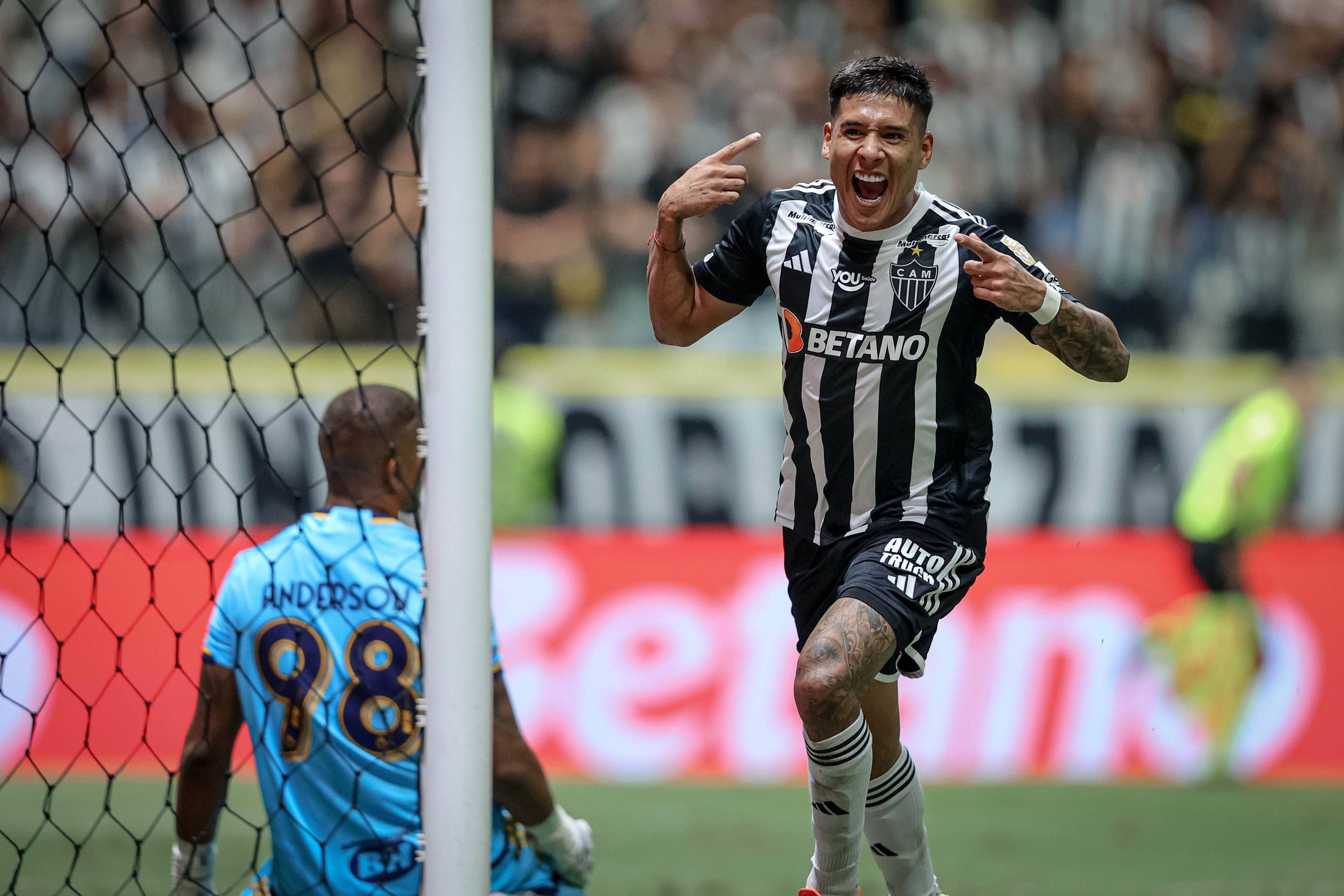 Atlético goleia Cruzeiro, encerra tabu e ultrapassa rival no Brasileirão