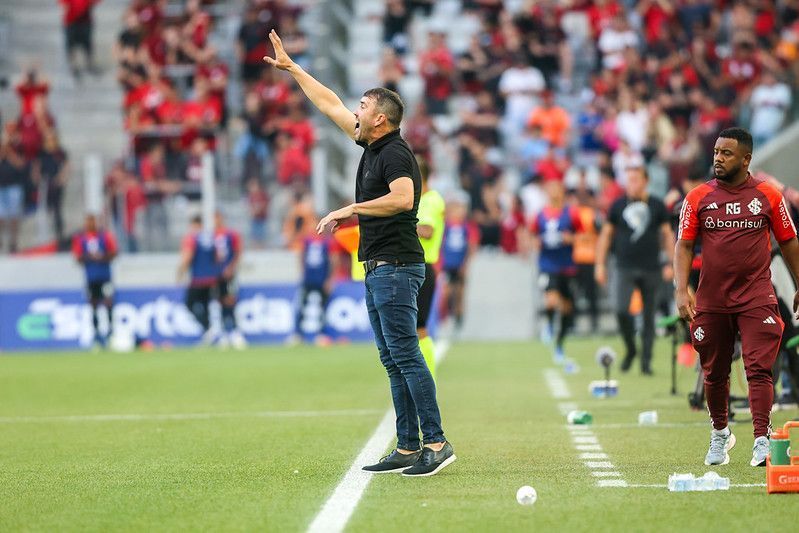 Apesar da derrota para o Athletico, Coudet se diz orgulhoso do jogo do Inter