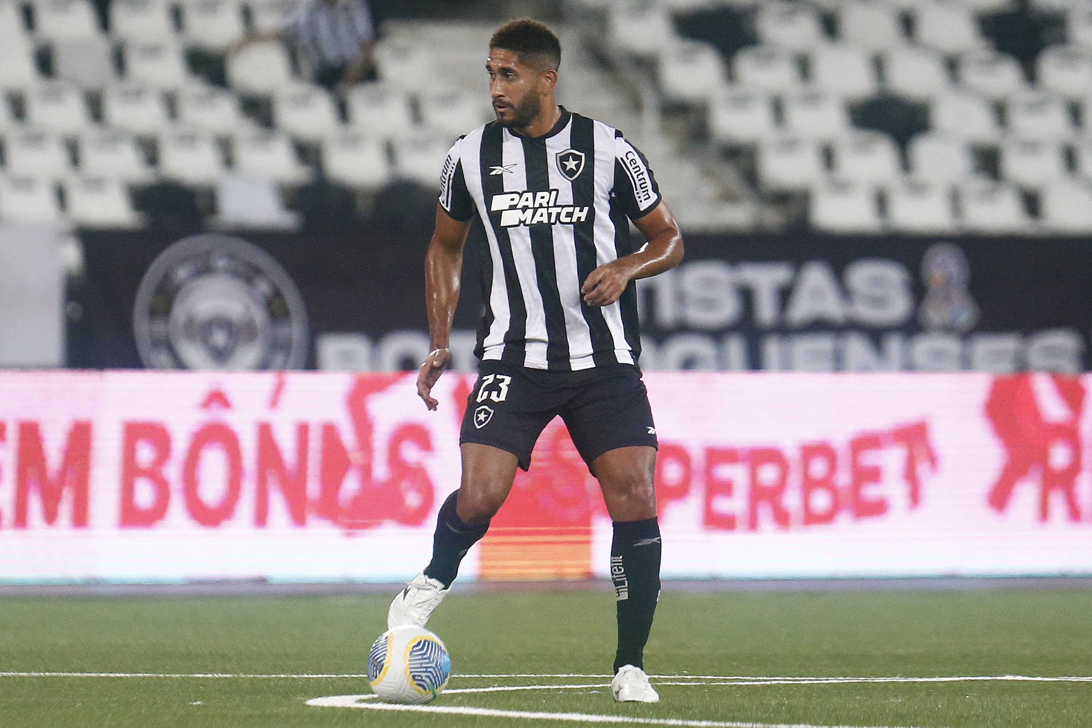 Zagueiro do Botafogo sente lesão em estreia e vira preocupação
