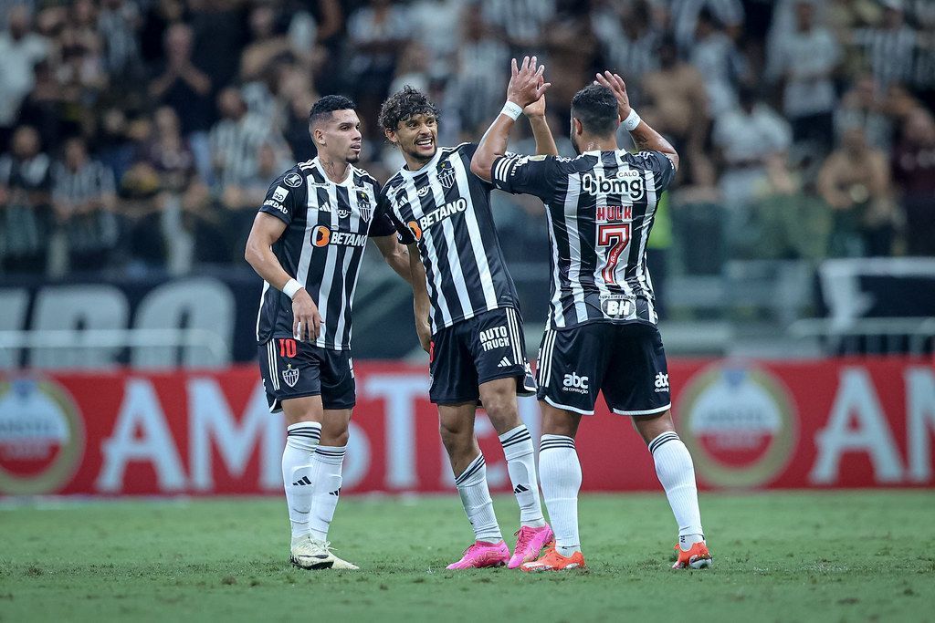 Atlético segura pressão, vence Peñarol e se mantém 100% na Libertadores