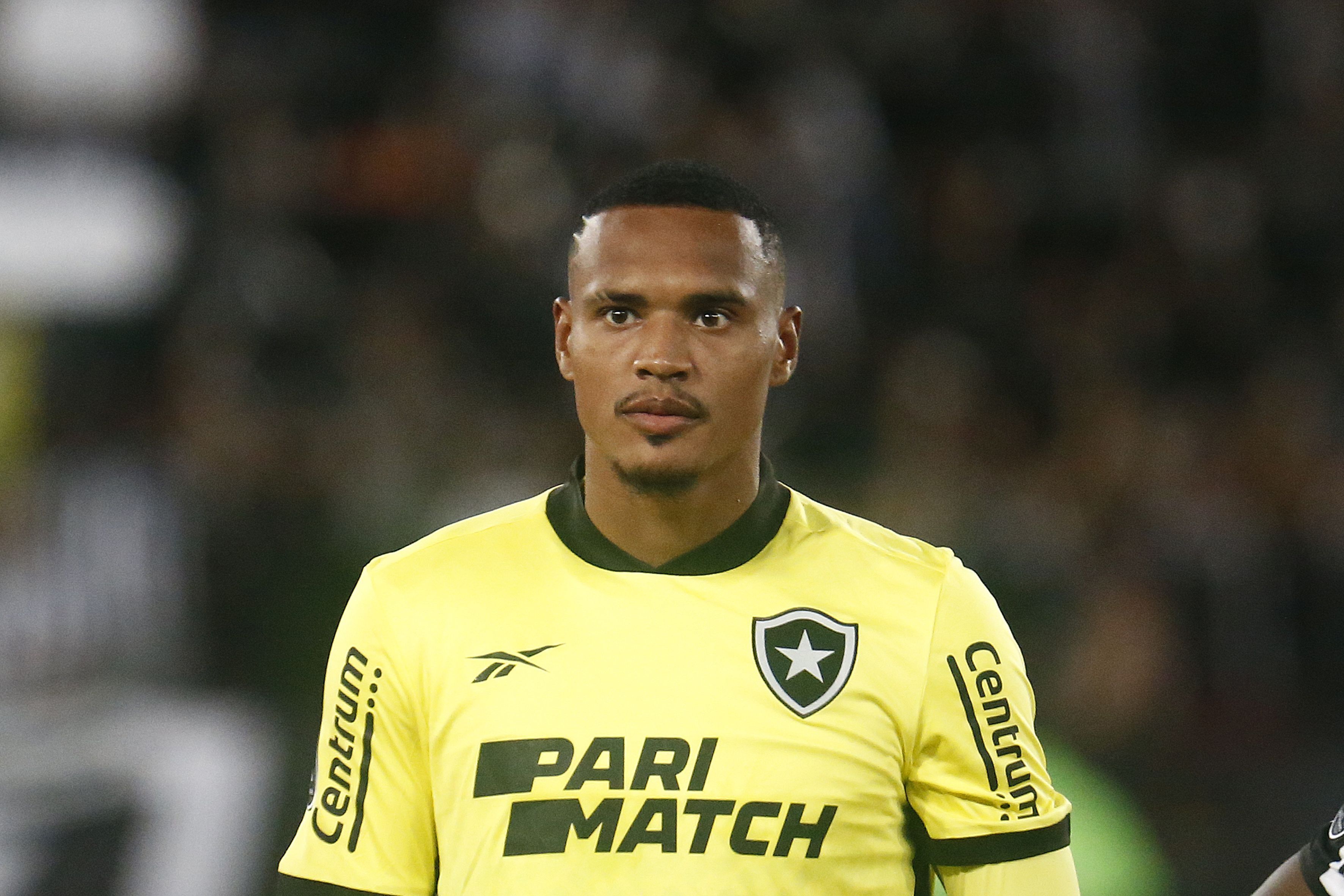 Acionado com os pés no Botafogo, John cita ex-técnico do Cruzeiro e avalia momento