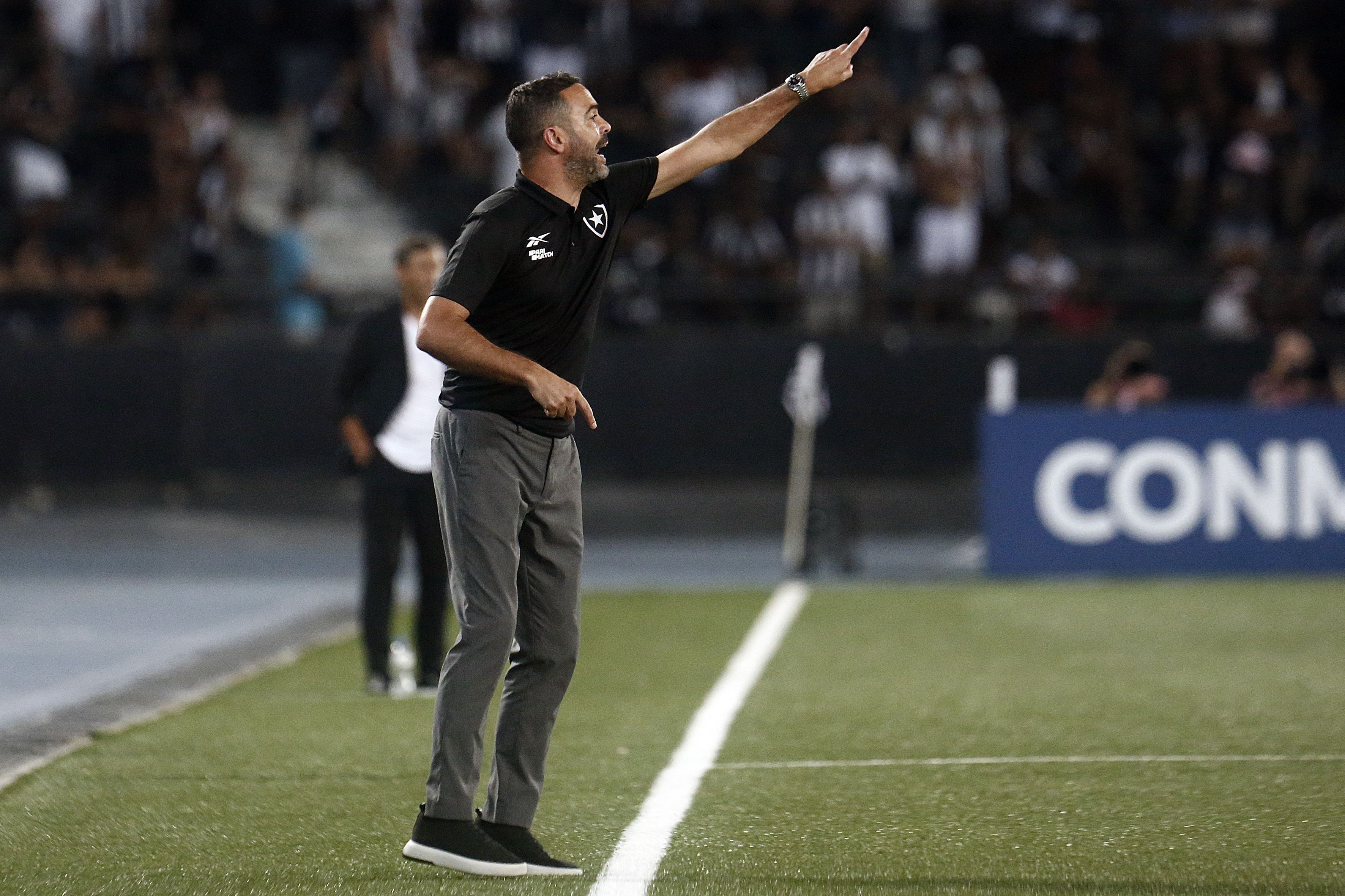 Técnico do Botafogo explica opção por John e saída de Tiquinho Soares