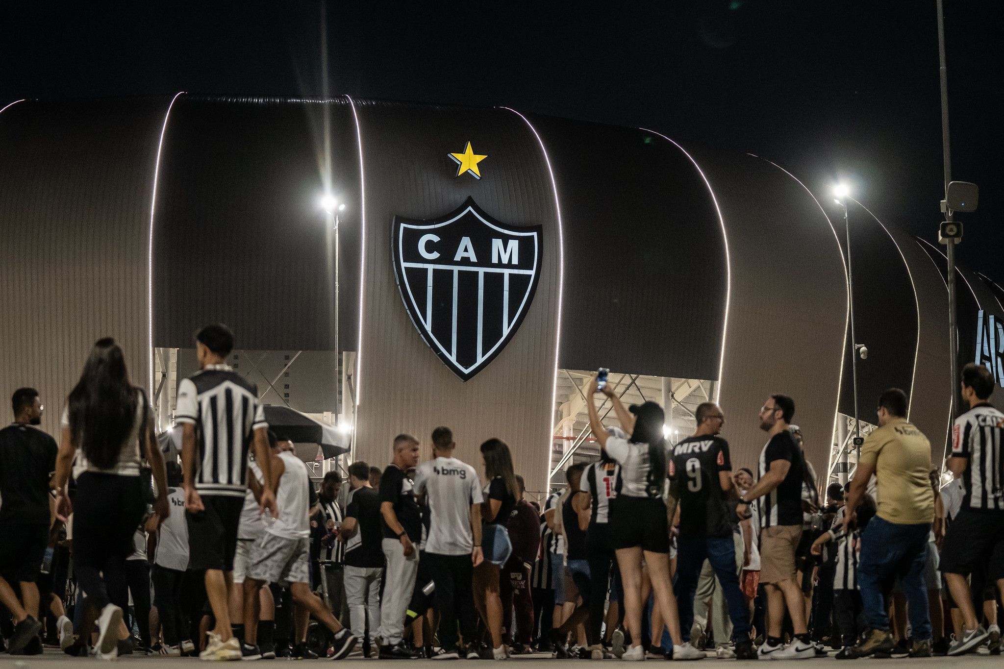 Polícia Militar intervém e evita confusão entre torcidas de Atlético e Sport, fora da Arena MRV