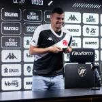 Após estreia, Hugo Moura é apresentado de forma oficial no Vasco