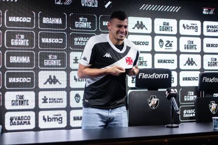 Hugo Moura é reforço do Vasco