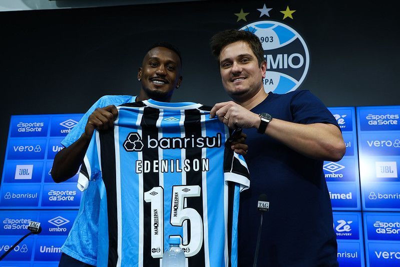 Edenílson é apresentado no Grêmio e fala sobre relação com o Inter, seu ex-clube